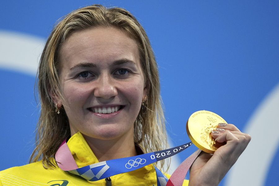 Ariarne Titmus atlet renang mendapatkan medali emas di ajang Olimpiade Tokyo 2020. (AP/Matthias Schrader)