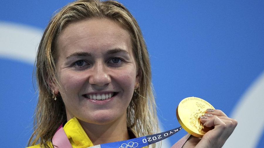 Ariarne Titmus atlet renang mendapatkan medali emas di ajang Olimpiade Tokyo 2020. (AP/Matthias Schrader)