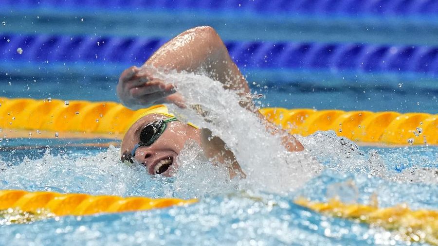 Ariarne Titmus atlet renang mendapatkan medali emas di ajang Olimpiade Tokyo 2020. (AP/Matthias Schrader)