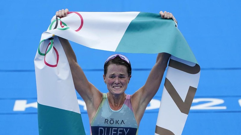 Flora Duffy mencatatkan sejarah setelah memenangi triathlon perempuan dengan mempersembahkan emas pertama Olimpiade untuk negaranya Bermuda, Selasa, (27/7/2021). (AP/Eugene Hoshiko)