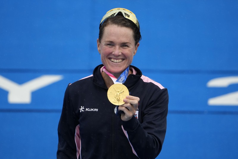 Flora Duffy mencatatkan sejarah setelah memenangi triathlon perempuan dengan mempersembahkan emas pertama Olimpiade untuk negaranya Bermuda, Selasa, (27/7/2021). (AP/Eugene Hoshiko) Flora Duffy mencatatkan sejarah setelah memenangi triathlon perempuan dengan mempersembahkan emas pertama Olimpiade untuk negaranya Bermuda, Selasa, (27/7/2021). (AP/Eugene Hoshiko)