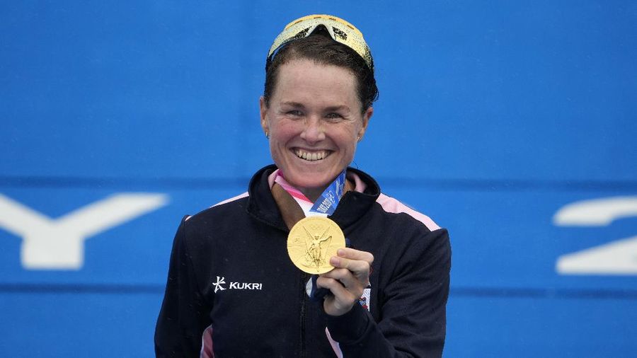 Flora Duffy mencatatkan sejarah setelah memenangi triathlon perempuan dengan mempersembahkan emas pertama Olimpiade untuk negaranya Bermuda, Selasa, (27/7/2021). (AP/Eugene Hoshiko)