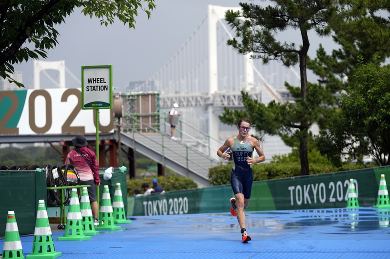 Flora Duffy mencatatkan sejarah setelah memenangi triathlon perempuan dengan mempersembahkan emas pertama Olimpiade untuk negaranya Bermuda, Selasa, (27/7/2021). (AP/Eugene Hoshiko) Flora Duffy mencatatkan sejarah setelah memenangi triathlon perempuan dengan mempersembahkan emas pertama Olimpiade untuk negaranya Bermuda, Selasa, (27/7/2021). (AP/Eugene Hoshiko)