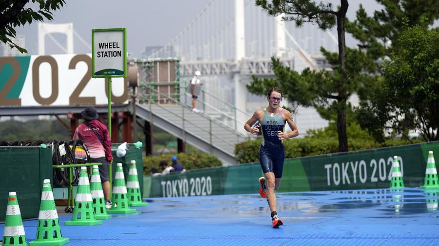 Flora Duffy mencatatkan sejarah setelah memenangi triathlon perempuan dengan mempersembahkan emas pertama Olimpiade untuk negaranya Bermuda, Selasa, (27/7/2021). (AP/Eugene Hoshiko)