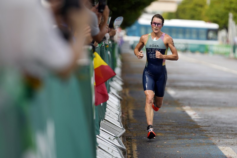 Flora Duffy mencatatkan sejarah setelah memenangi triathlon perempuan dengan mempersembahkan emas pertama Olimpiade untuk negaranya Bermuda, Selasa, (27/7/2021). (AP/Eugene Hoshiko)