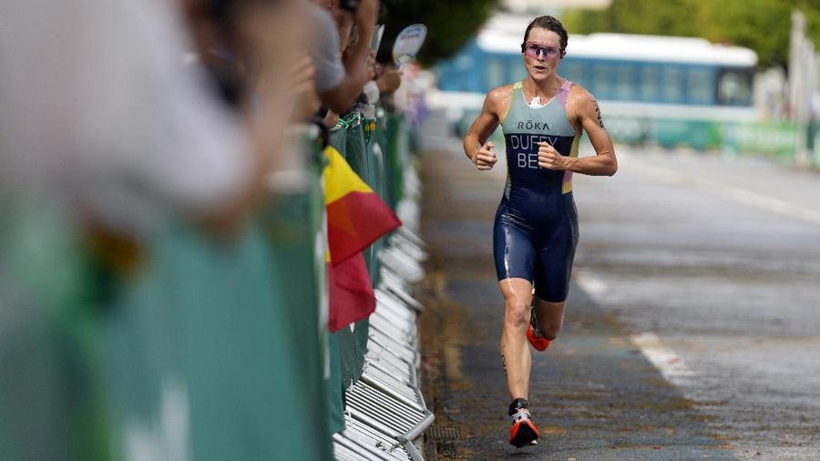 Flora Duffy mencatatkan sejarah setelah memenangi triathlon perempuan dengan mempersembahkan emas pertama Olimpiade untuk negaranya Bermuda, Selasa, (27/7/2021). (AP/Eugene Hoshiko)