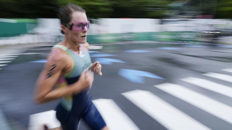 Flora Duffy mencatatkan sejarah setelah memenangi triathlon perempuan dengan mempersembahkan emas pertama Olimpiade untuk negaranya Bermuda, Selasa, (27/7/2021). (AP/Eugene Hoshiko)