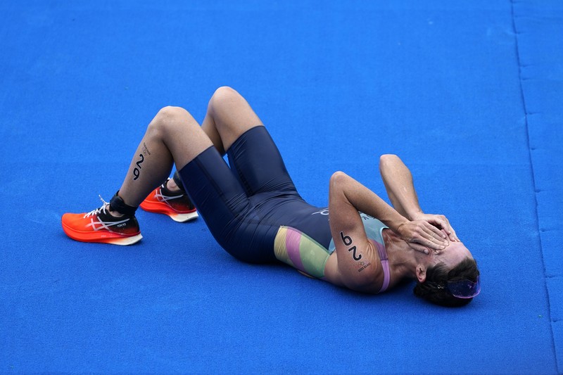 Flora Duffy mencatatkan sejarah setelah memenangi triathlon perempuan dengan mempersembahkan emas pertama Olimpiade untuk negaranya Bermuda, Selasa, (27/7/2021). (AP/Eugene Hoshiko)