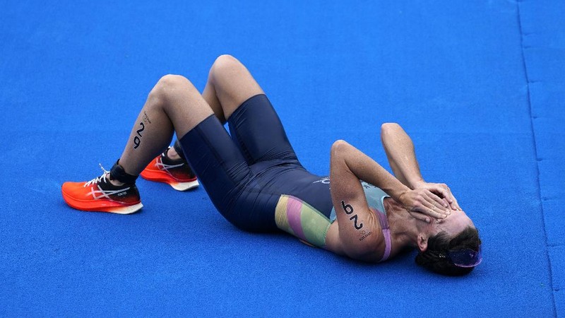 Flora Duffy mencatatkan sejarah setelah memenangi triathlon perempuan dengan mempersembahkan emas pertama Olimpiade untuk negaranya Bermuda, Selasa, (27/7/2021). (AP/Eugene Hoshiko)