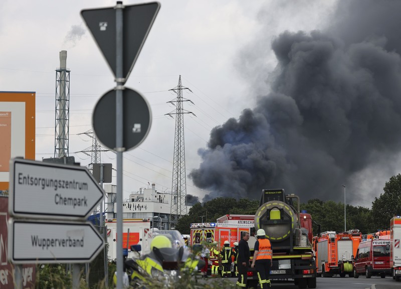Ledakan besar mengguncang kawasan industri kimia di kota Leverkusen, Jerman. (AP/Oliver Berg) Ledakan besar mengguncang kawasan industri kimia di kota Leverkusen, Jerman. (AP/Oliver Berg)