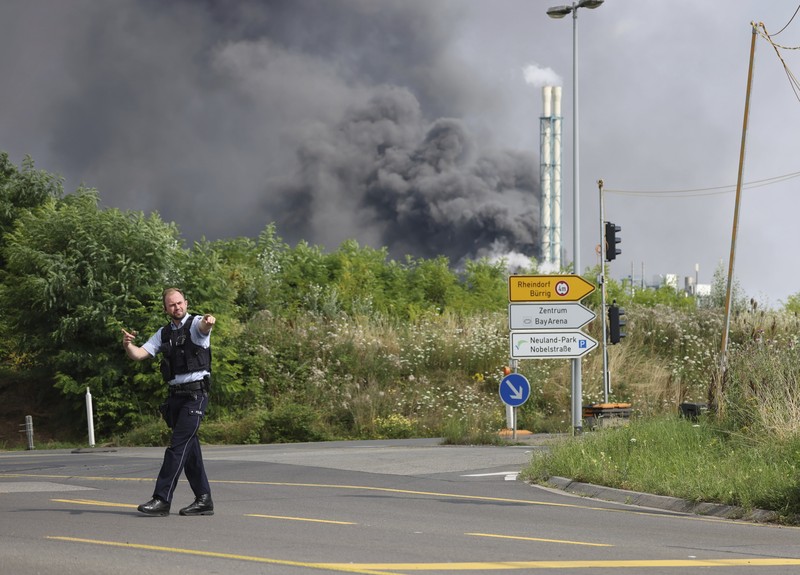 Ledakan besar mengguncang kawasan industri kimia di kota Leverkusen, Jerman. (AP/Oliver Berg) Ledakan besar mengguncang kawasan industri kimia di kota Leverkusen, Jerman. (AP/Oliver Berg)