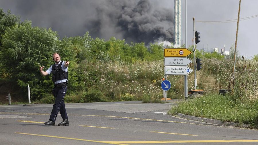 Ledakan besar mengguncang kawasan industri kimia di kota Leverkusen, Jerman. (AP/Oliver Berg)