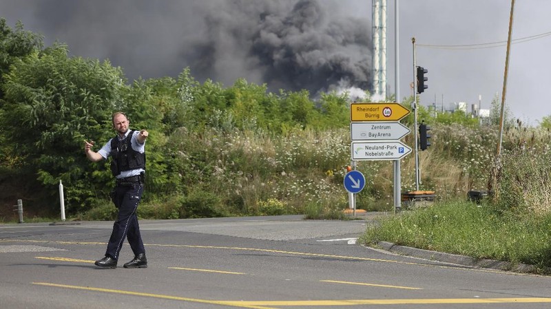 Ledakan besar mengguncang kawasan industri kimia di kota Leverkusen, Jerman. (AP/Oliver Berg)