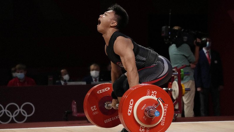 Rhamat Erwin Abdullah of Indonesia competes in the men's 73kg weightlifting event, at the 2020 Summer Olympics, Wednesday, July 28, 2021, in Tokyo, Japan. (AP Photo/Luca Bruno)