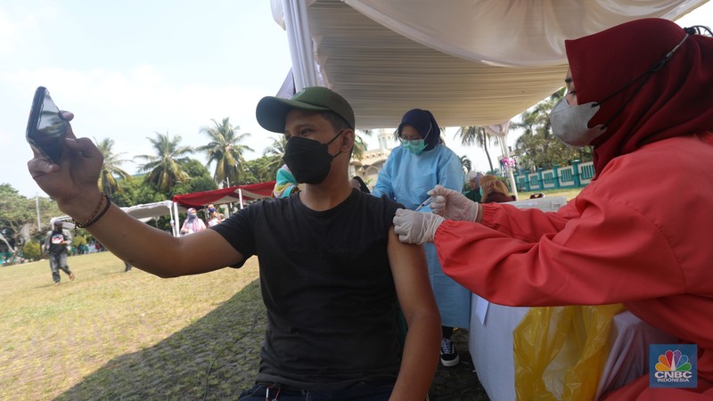 Vaksin massal di Tangerang Selatan. (CNBC Indonesia/Andrean Kristianto)