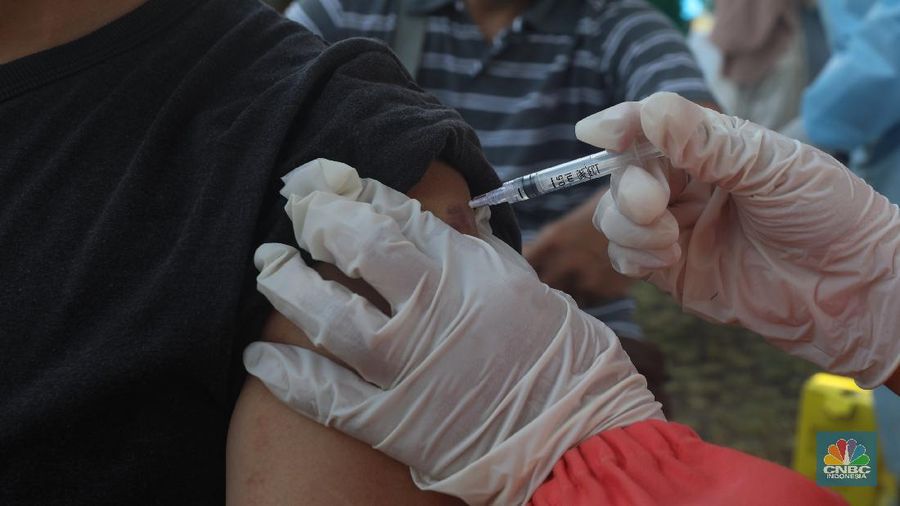 Vaksin massal di Tangerang Selatan. (CNBC Indonesia/Andrean Kristianto)