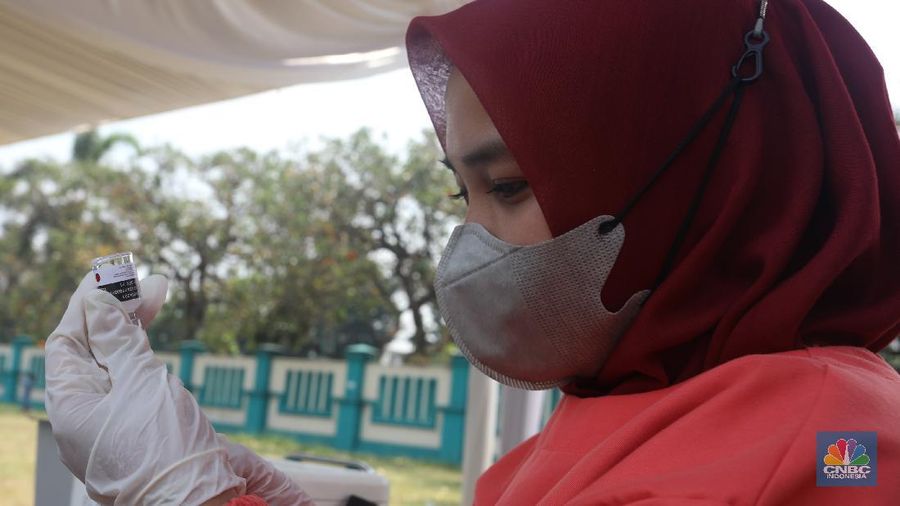 Vaksin massal di Tangerang Selatan. (CNBC Indonesia/Andrean Kristianto)