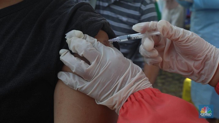 Vaksin massal di Tangerang Selatan. (CNBC Indonesia/Andrean Kristianto)