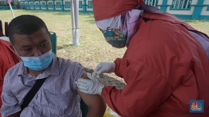 Vaksin massal di Tangerang Selatan. (CNBC Indonesia/Andrean Kristianto)