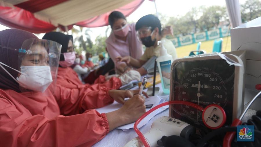 Vaksin massal di Tangerang Selatan. (CNBC Indonesia/Andrean Kristianto)