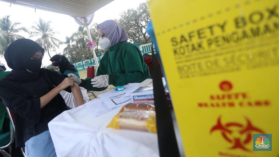 Vaksin massal di Tangerang Selatan. (CNBC Indonesia/Andrean Kristianto)
