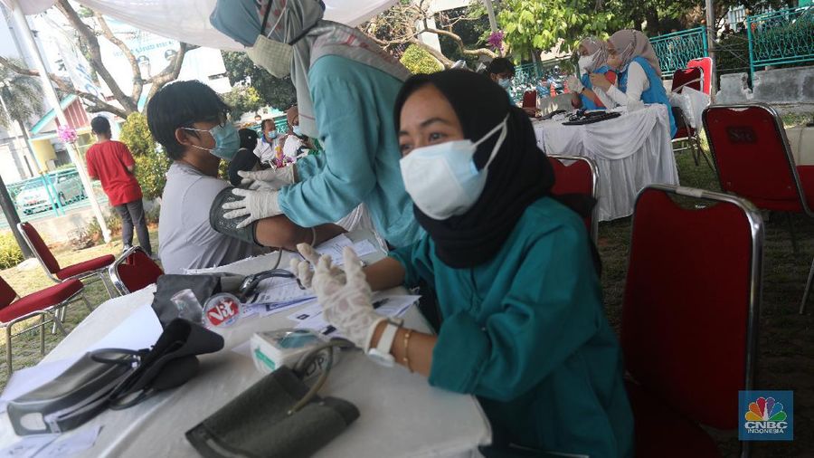 Vaksin massal di Tangerang Selatan. (CNBC Indonesia/Andrean Kristianto)