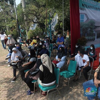 Antusiasme Ratusan Warga Tangsel Ikuti Vaksinasi Covid Massal