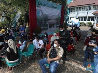 Antusiasme Ratusan Warga Tangsel Ikuti Vaksinasi Covid Massal