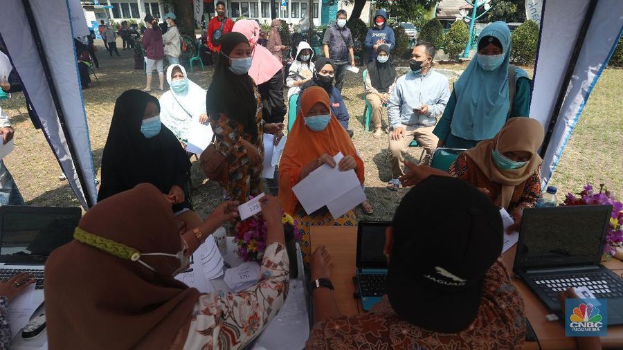 Vaksin massal di Tangerang Selatan. (CNBC Indonesia/Andrean Kristianto)