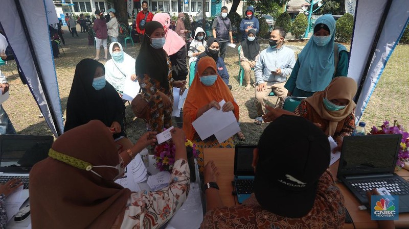 Vaksin massal di Tangerang Selatan. (CNBC Indonesia/Andrean Kristianto)