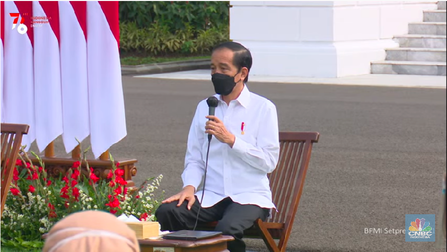 Jokowi dalam pemberian Banpres Produktif Usaha Mikro Tahun 2021