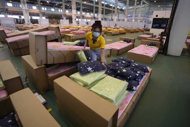 Para relawan di Thailand mengubah sebuah gudang kargo di Bandara Don Mueang, Bangkok, menjadi sebuah rumah sakit (RS) darurat. (AP/Sakchai Lalit) Para relawan di Thailand mengubah sebuah gudang kargo di Bandara Don Mueang, Bangkok, menjadi sebuah rumah sakit (RS) darurat. (AP/Sakchai Lalit)