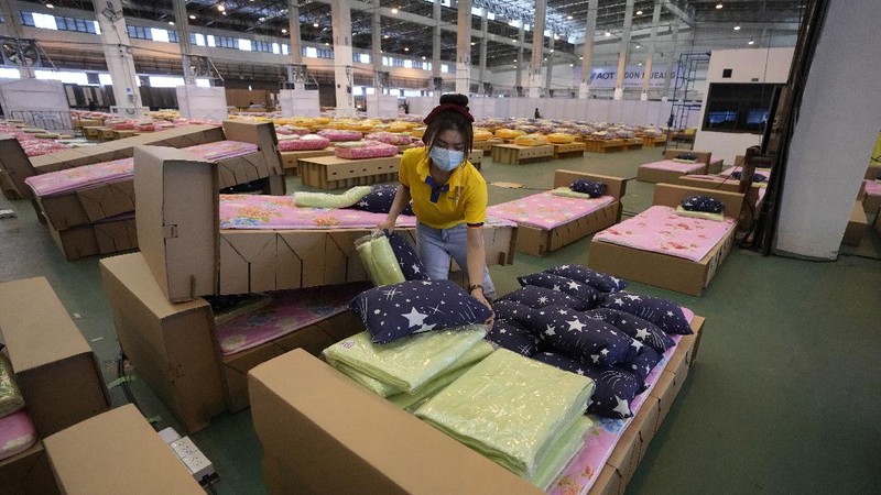 Para relawan di Thailand mengubah sebuah gudang kargo di Bandara Don Mueang, Bangkok, menjadi sebuah rumah sakit (RS) darurat. (AP/Sakchai Lalit)