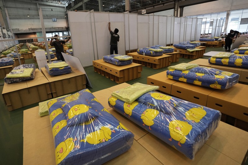 Para relawan di Thailand mengubah sebuah gudang kargo di Bandara Don Mueang, Bangkok, menjadi sebuah rumah sakit (RS) darurat. (AP/Sakchai Lalit) Para relawan di Thailand mengubah sebuah gudang kargo di Bandara Don Mueang, Bangkok, menjadi sebuah rumah sakit (RS) darurat. (AP/Sakchai Lalit)