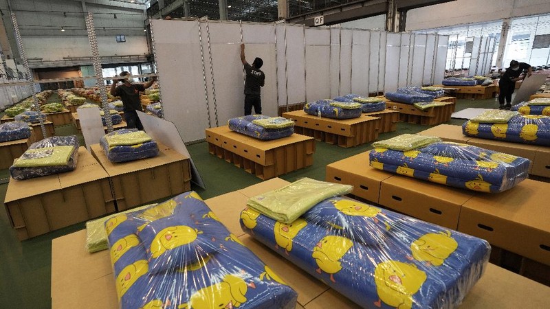 Para relawan di Thailand mengubah sebuah gudang kargo di Bandara Don Mueang, Bangkok, menjadi sebuah rumah sakit (RS) darurat. (AP/Sakchai Lalit)