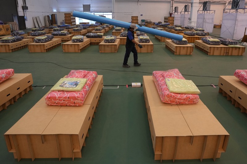 Para relawan di Thailand mengubah sebuah gudang kargo di Bandara Don Mueang, Bangkok, menjadi sebuah rumah sakit (RS) darurat. (AP/Sakchai Lalit) Para relawan di Thailand mengubah sebuah gudang kargo di Bandara Don Mueang, Bangkok, menjadi sebuah rumah sakit (RS) darurat. (AP/Sakchai Lalit)