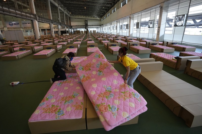 Para relawan di Thailand mengubah sebuah gudang kargo di Bandara Don Mueang, Bangkok, menjadi sebuah rumah sakit (RS) darurat. (AP/Sakchai Lalit) Para relawan di Thailand mengubah sebuah gudang kargo di Bandara Don Mueang, Bangkok, menjadi sebuah rumah sakit (RS) darurat. (AP/Sakchai Lalit)