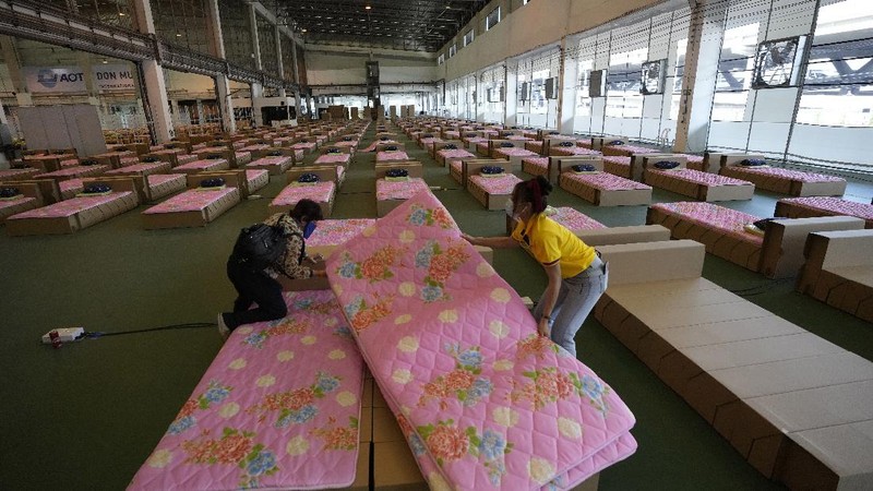 Para relawan di Thailand mengubah sebuah gudang kargo di Bandara Don Mueang, Bangkok, menjadi sebuah rumah sakit (RS) darurat. (AP/Sakchai Lalit)