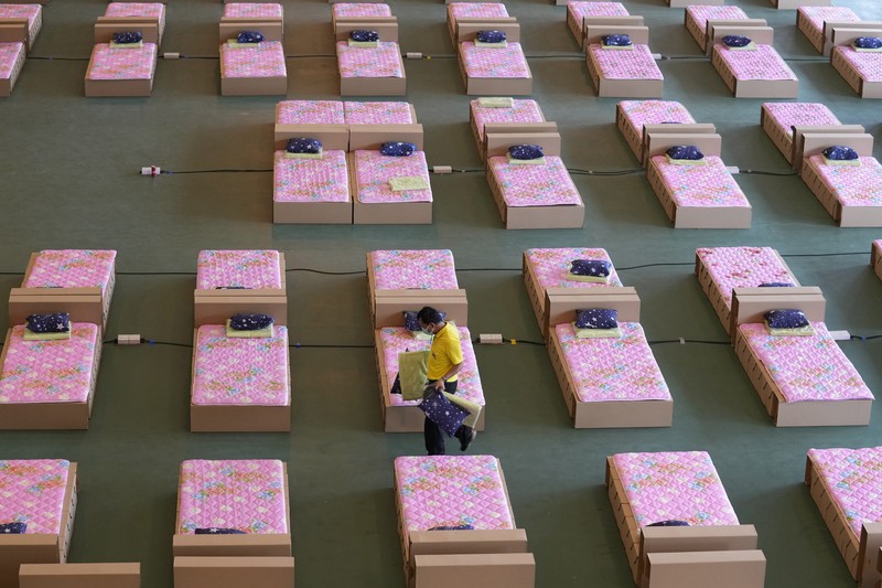 Para relawan di Thailand mengubah sebuah gudang kargo di Bandara Don Mueang, Bangkok, menjadi sebuah rumah sakit (RS) darurat. (AP/Sakchai Lalit) Para relawan di Thailand mengubah sebuah gudang kargo di Bandara Don Mueang, Bangkok, menjadi sebuah rumah sakit (RS) darurat. (AP/Sakchai Lalit)