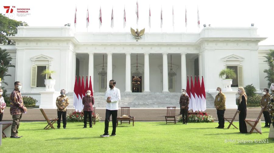 Pemberian Banpres Produktif Usaha Mikro Tahun 2021, Halaman Istana Merdeka, Jumat (30/7/2021). (Dok: Youtube Setpres RI)