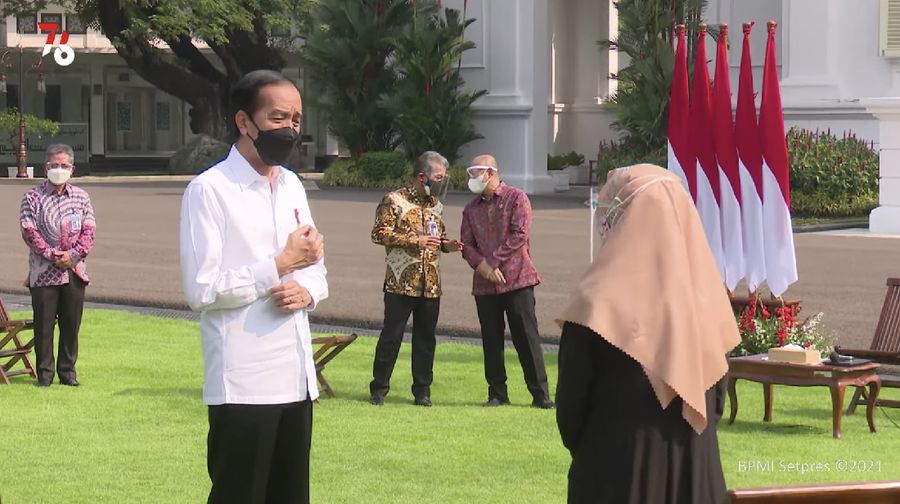 Pemberian Banpres Produktif Usaha Mikro Tahun 2021, Halaman Istana Merdeka, Jumat (30/7/2021). (Dok: Youtube Setpres RI)