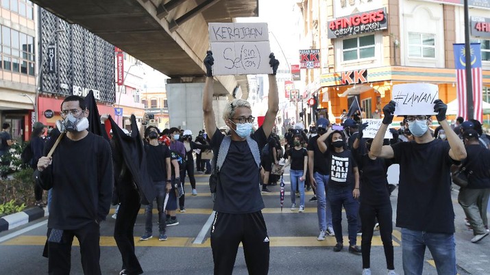 Ratusan pengunjuk rasa melakukan demo di ibukota Kuala Lumpur, Malaysia. (AP Photo/FL Wong)