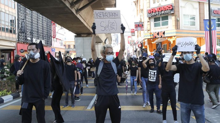 Ratusan pengunjuk rasa melakukan demo di ibukota Kuala Lumpur, Malaysia. (AP Photo/FL Wong) Ratusan pengunjuk rasa melakukan demo di ibukota Kuala Lumpur, Malaysia. (AP Photo/FL Wong)