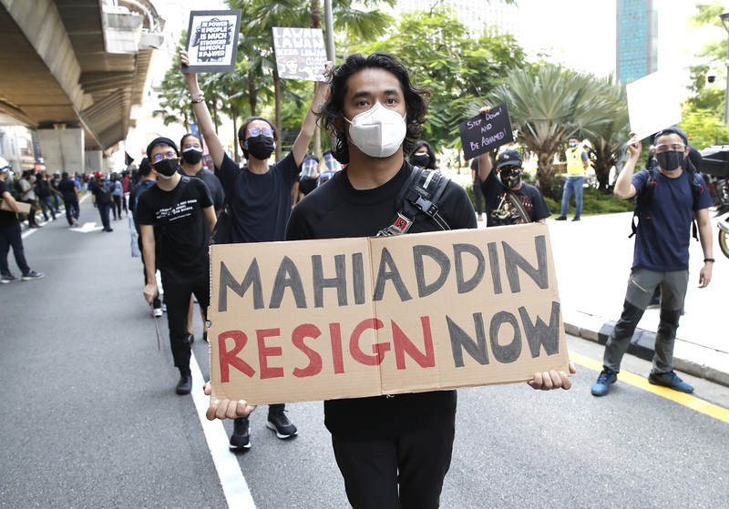 Ratusan pengunjuk rasa melakukan demo di ibukota Kuala Lumpur, Malaysia. (AP Photo/FL Wong) Ratusan pengunjuk rasa melakukan demo di ibukota Kuala Lumpur, Malaysia. (AP Photo/FL Wong)