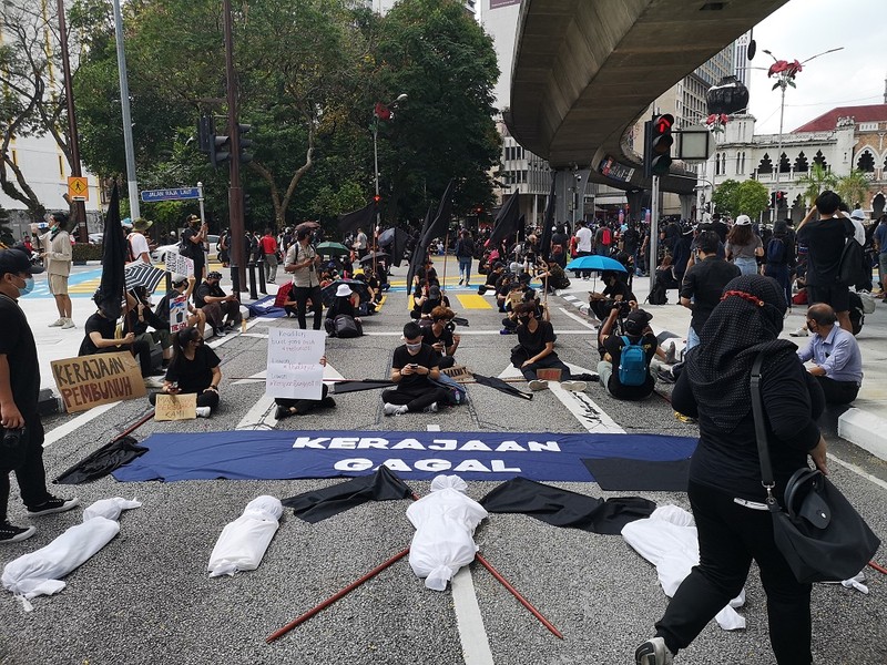 Ratusan pengunjuk rasa melakukan demo di ibukota Kuala Lumpur, Malaysia. (AP Photo/FL Wong) Ratusan pengunjuk rasa melakukan demo di ibukota Kuala Lumpur, Malaysia. (AP Photo/FL Wong)