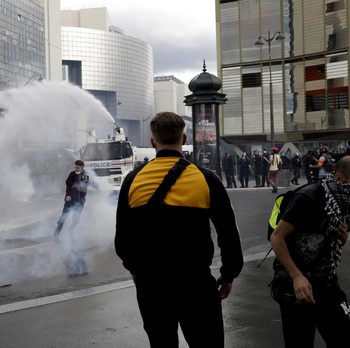 Ribuan Demonstran Tolak Kartu Sehat di Prancis Berujung Ricuh