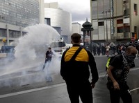 Ribuan Demonstran Tolak Kartu Sehat di Prancis Berujung Ricuh