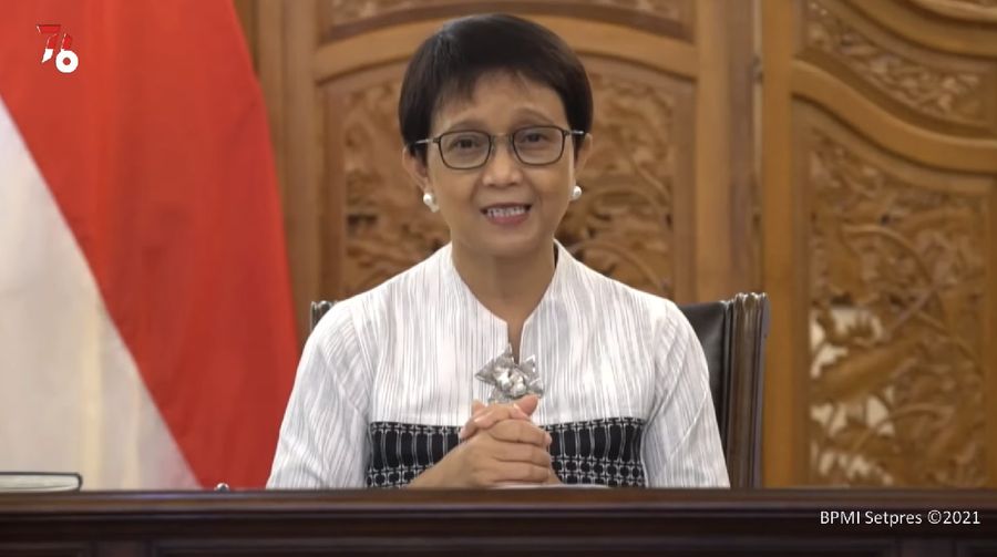Menteri Luar Negeri RI Retno Marsudi memberikan keterangan pers pada acara  Kedatangan Vaksin Covid-19 Moderna dan Astra Zeneca Tahap 32, Bandara Internasional Soekarno-Hatta. (Tangkapan Layar Youtube)
