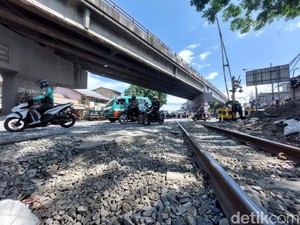 Alasan Mobil Pemadam Kebakaran Harus Mengalah saat Ada Kereta Lewat