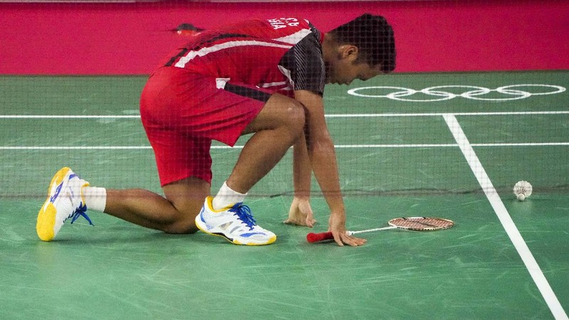 Pebulutangkis Indonesia Anthony Sinisuka Ginting bertanding melawan pebulu tangkis China Chen Long dalam pertandingan semifinal bulu tangkis tunggal putra Olimpiade Tokyo 2020, Minggu, 1 Agustus 2021, di Tokyo, Jepang. (AP Photo/Markus Schreiber)